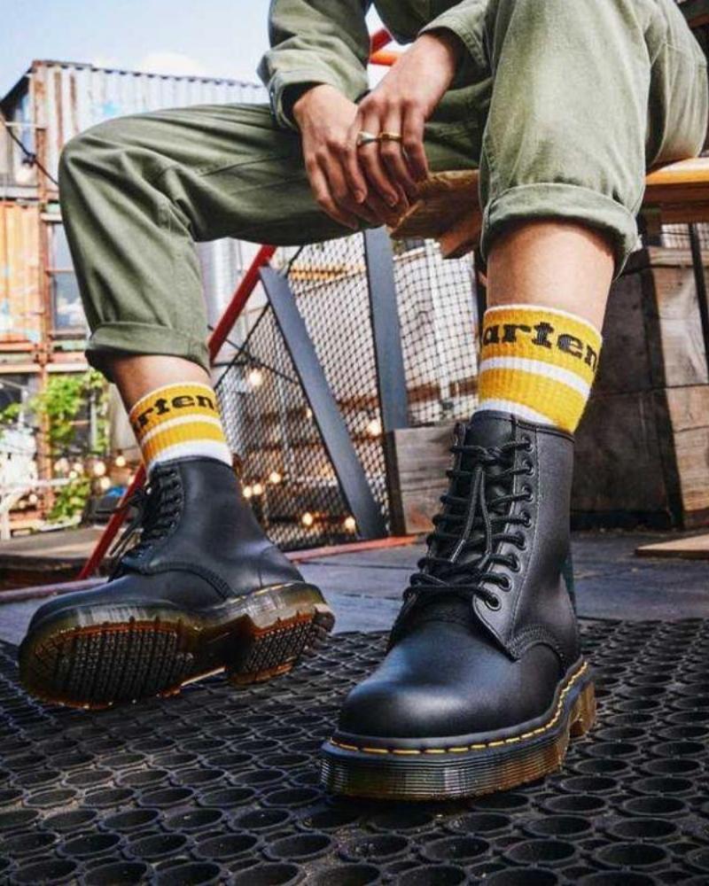 Black 8 hole doc store martens